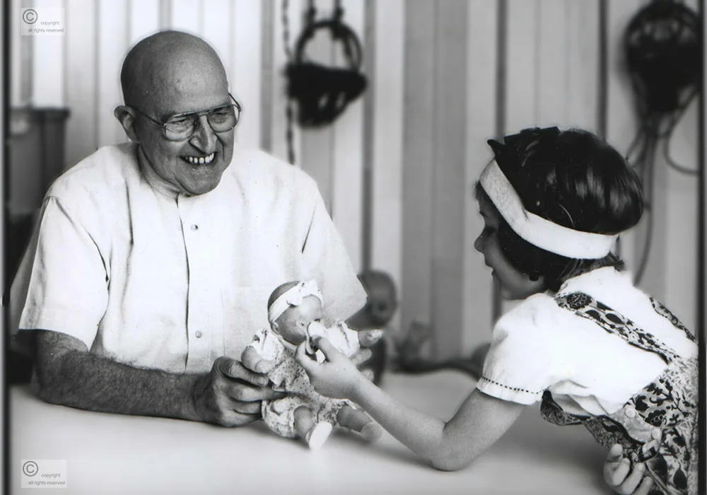 Alfred Tomatis avec une jeune patiente, au cabinet de l'orthophoniste Guy Baleydier à Montbrison, années 1990